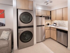 Suite, 2 habitaciones (Washer & Dryer) | Cocina privada | Frigorífico, microondas, placa de cocina y lavavajillas