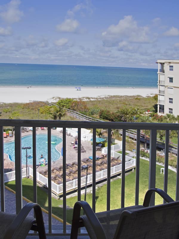 Suite, 2 camere da letto (Side Gulf view with angled balcony) | Vista del balcone