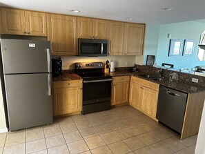 Full-sized fridge, microwave, oven, stovetop