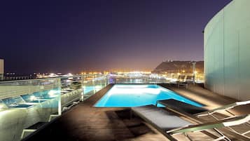 Una piscina al aire libre de temporada