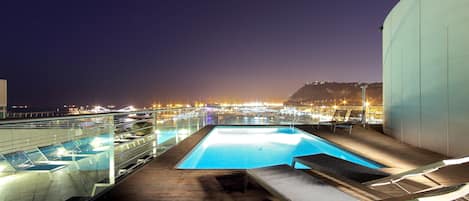 Una piscina al aire libre de temporada