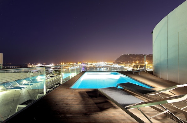 Una piscina al aire libre de temporada