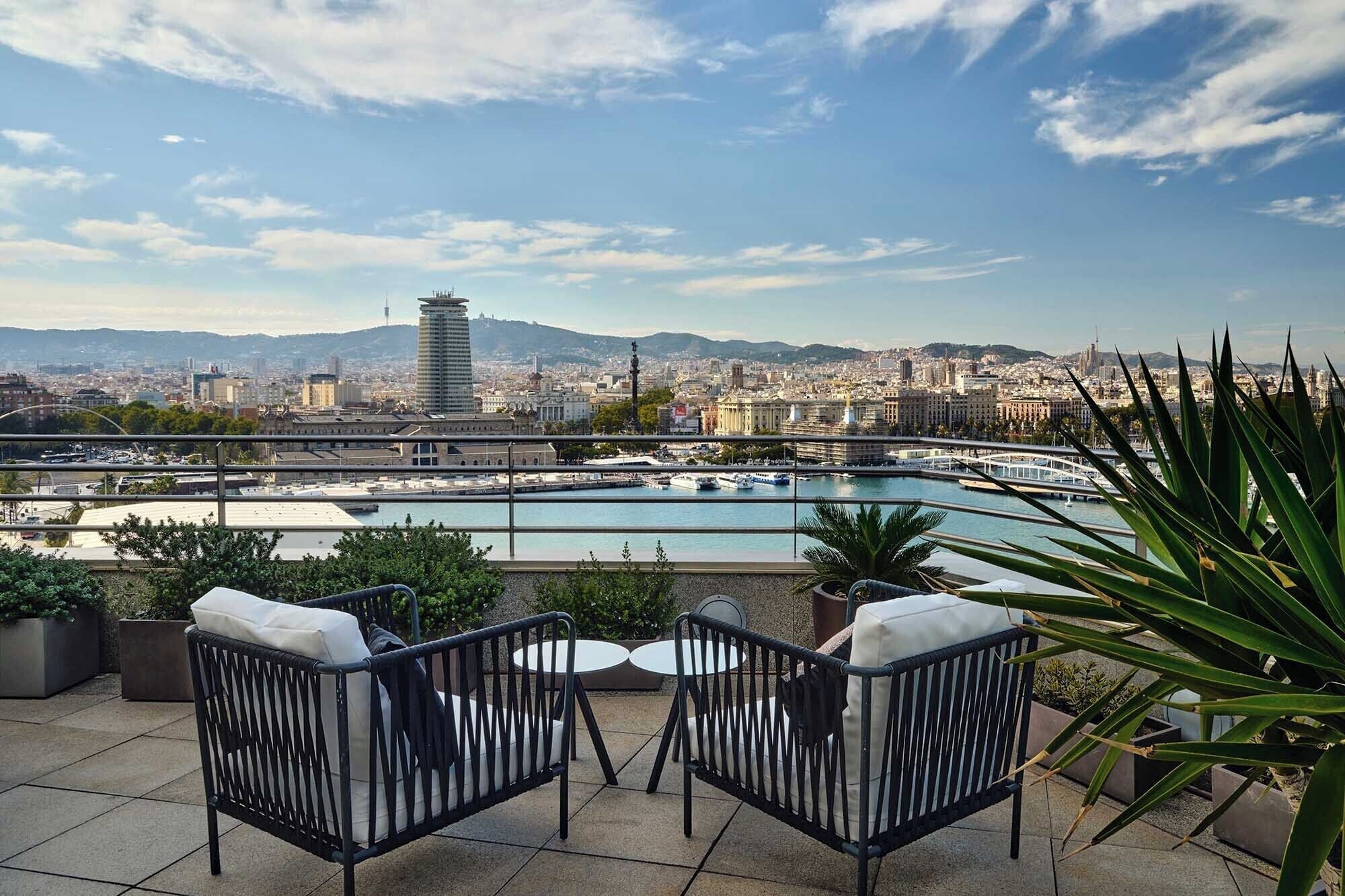 Serveert ontbijt, lunch en diner