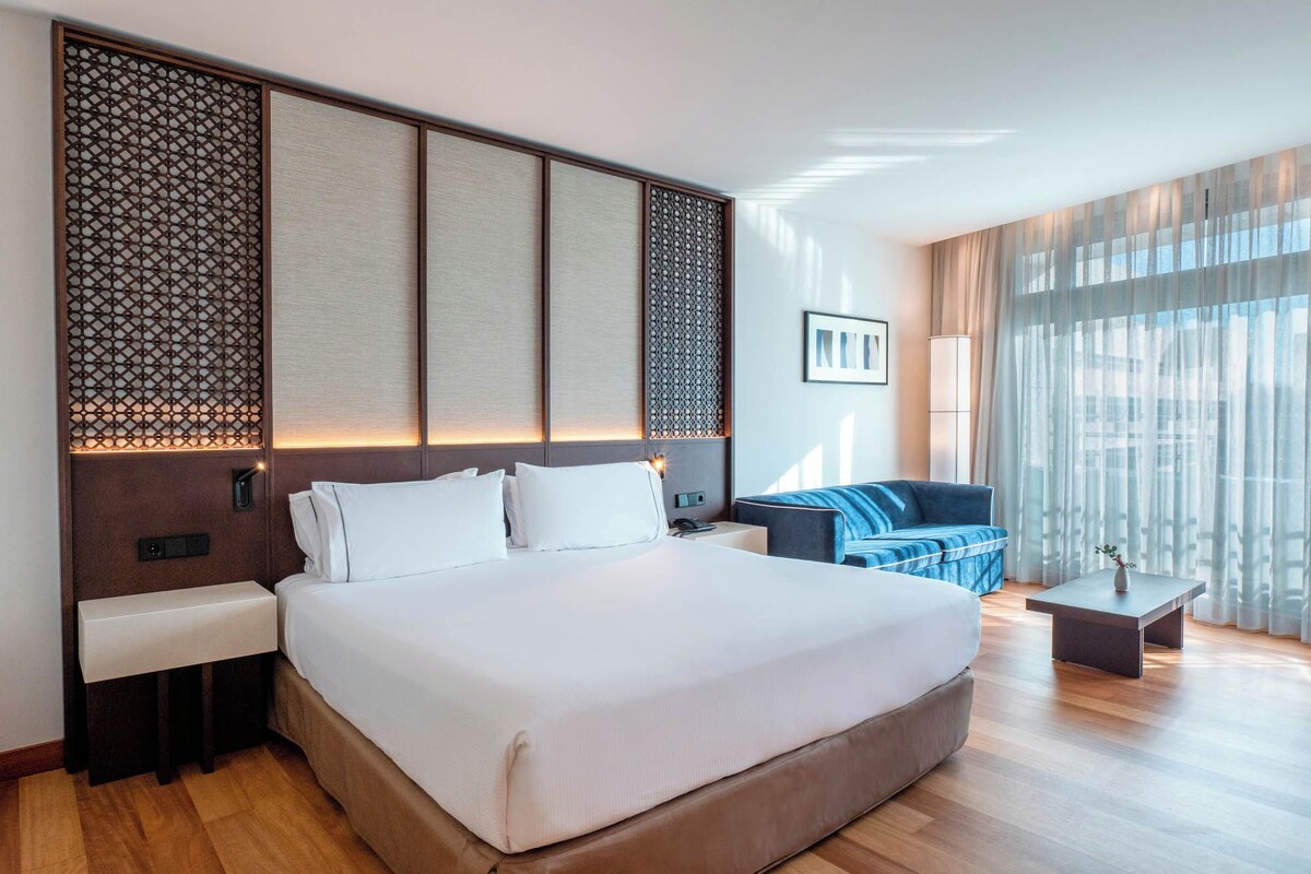 Roupas de cama premium, frigobar, cofres nos quartos, escrivaninha