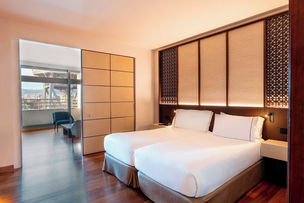 Suíte, vista para a cidade | Roupas de cama premium, frigobar, cofres nos quartos, escrivaninha