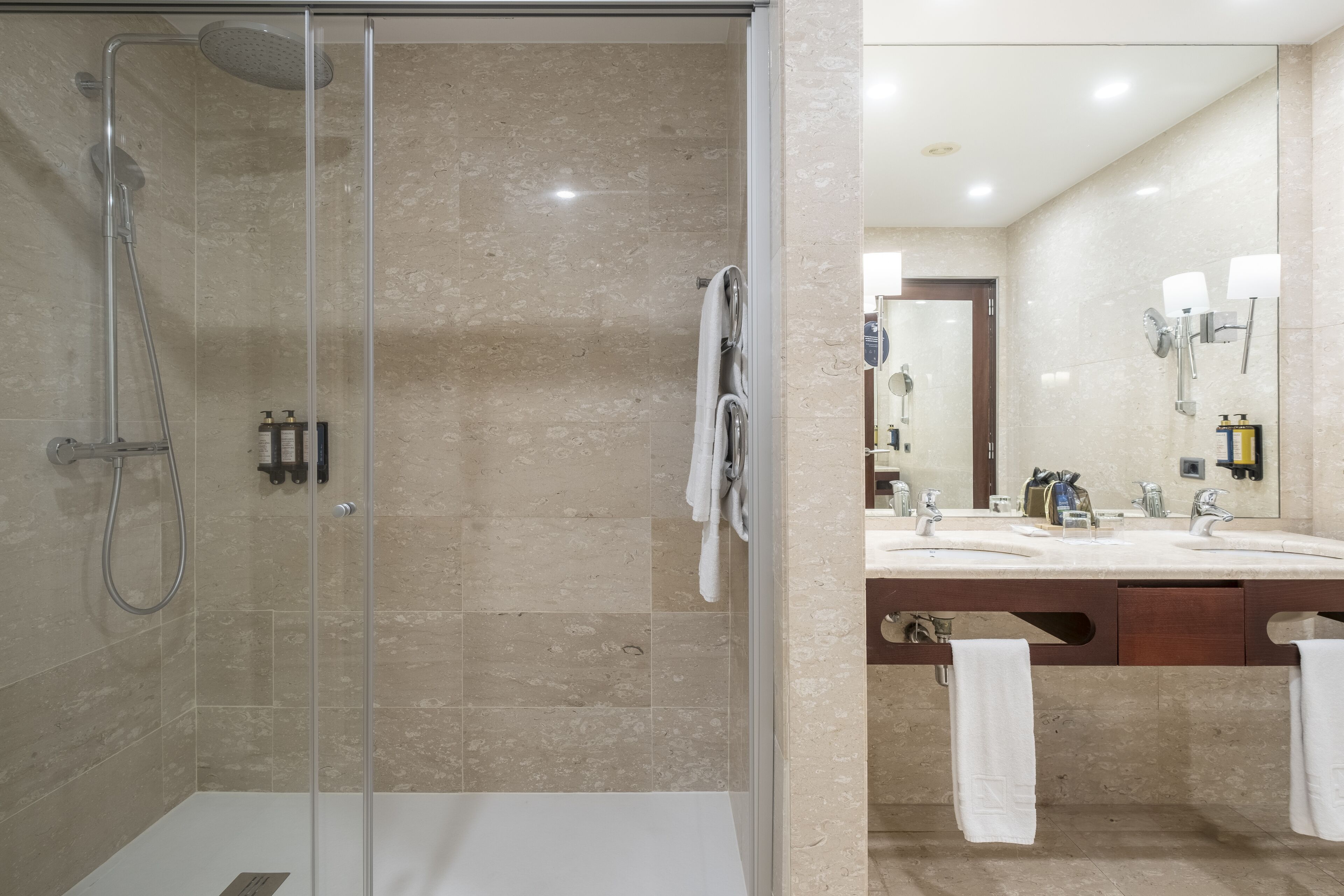 Douche, douche à « effet pluie », articles de toilette écologiques