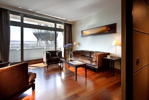 Suite, vista città | Biancheria da letto di alta qualità, minibar, una cassaforte in camera