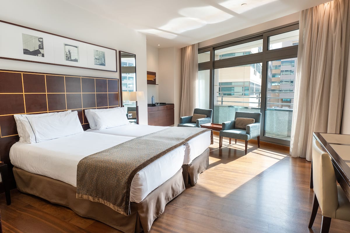 Premier kamer | Luxe beddengoed, een minibar, een kluis op de kamer, een bureau