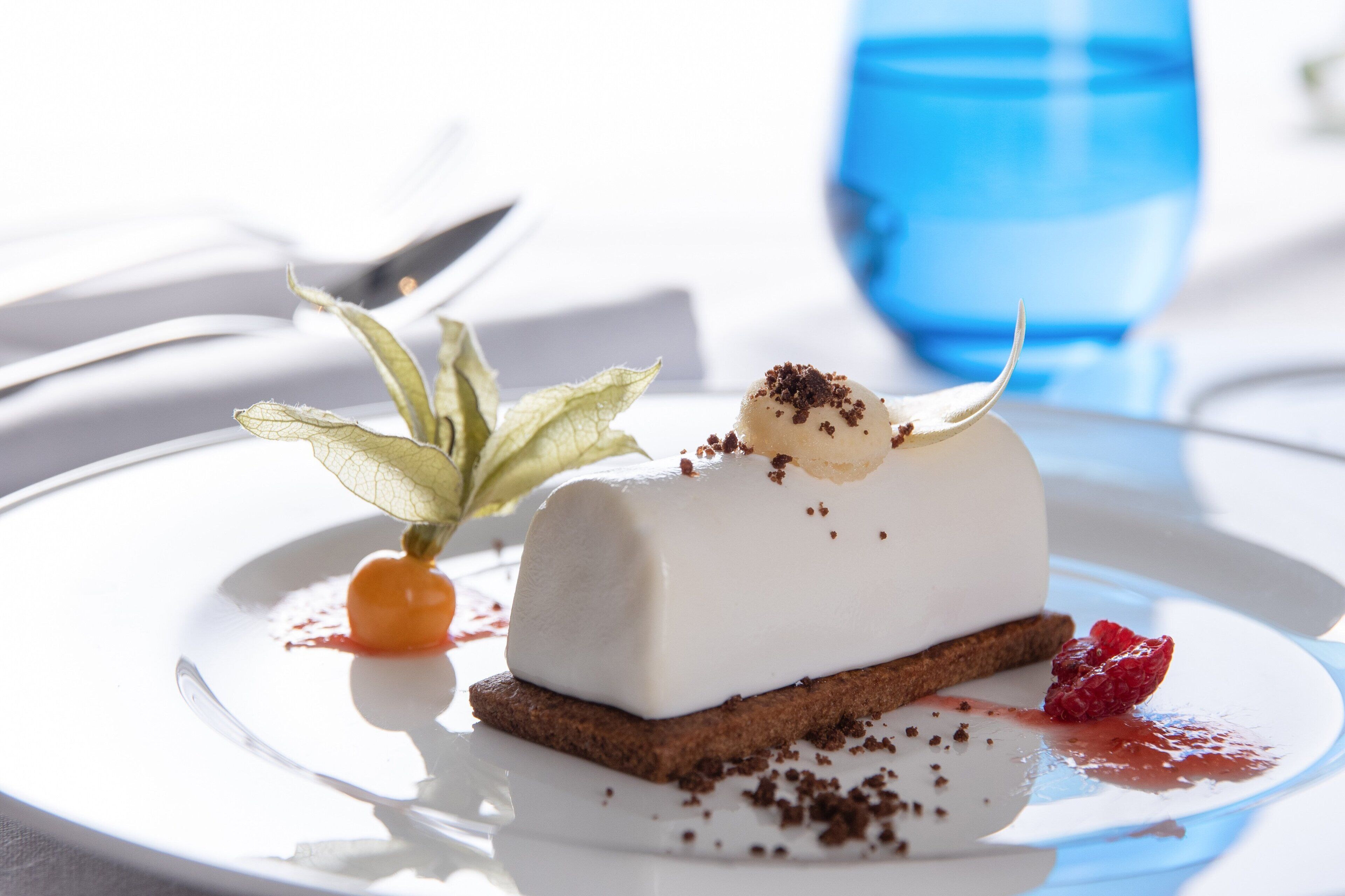Un postre sobre un plato blanco con fondo azul.
