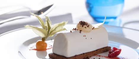 Un postre sobre un plato blanco con fondo azul.