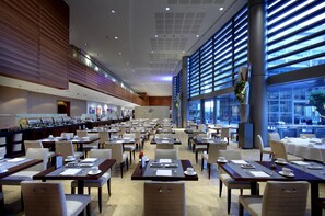 Petit déjeuner buffet (25 EUR par personne)
