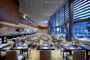 Petit déjeuner buffet (25 EUR par personne)