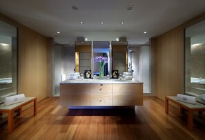 Shower, rainfall showerhead, eco-friendly toiletries, hair dryer - Eurostars Grand Marina (Barcelona)