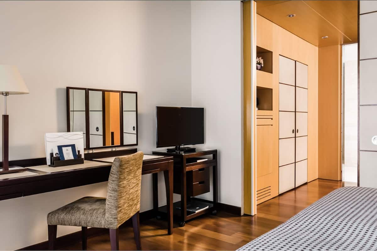 Luxe beddengoed, een minibar, een kluis op de kamer, een bureau
