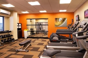 A gym with treadmills, dumbbells, and a mirror. - Hotel Pentagon South (Alexandria)