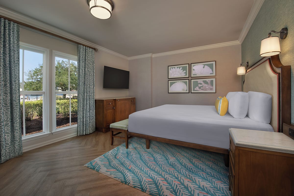 Een kluis op de kamer, een bureau, een laptopwerkplek