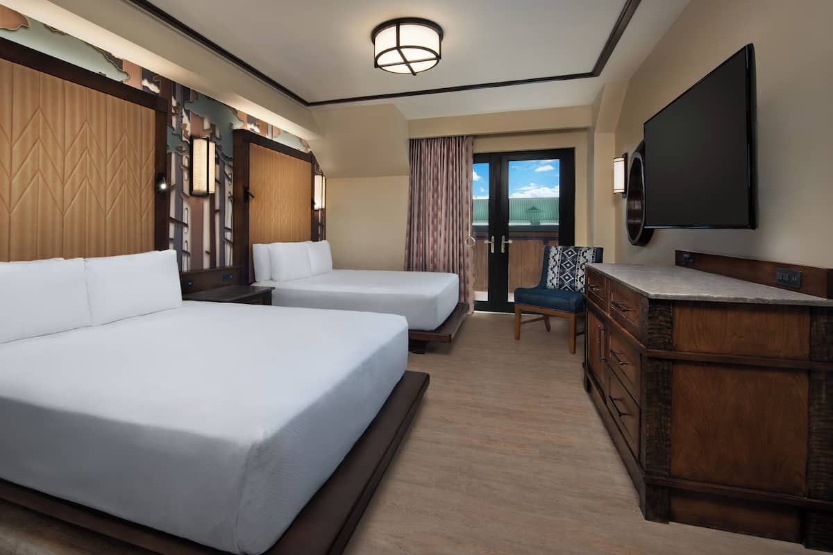 Caja fuerte, cortinas opacas, tabla de planchar con plancha