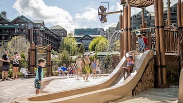 Ein Wasserpark mit einer großen Wasserrutsche und Spielgeräten.
