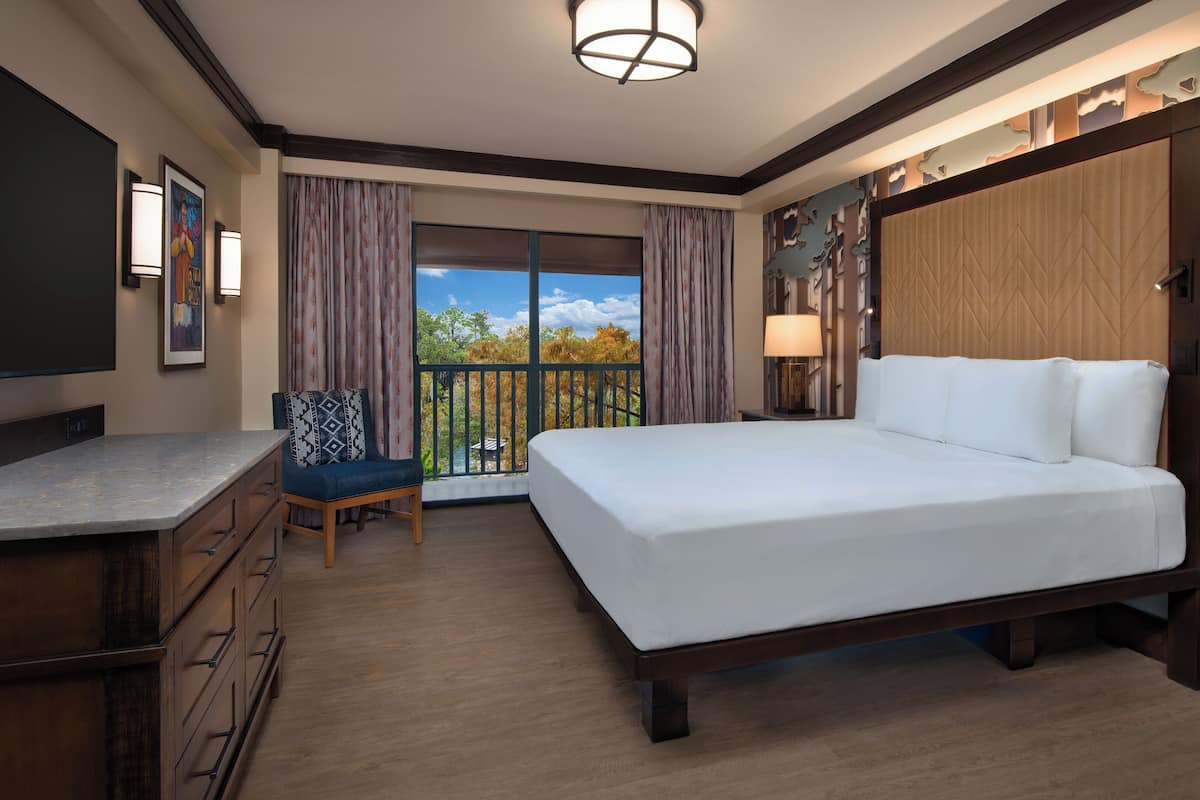 Caja fuerte, cortinas opacas, tabla de planchar con plancha