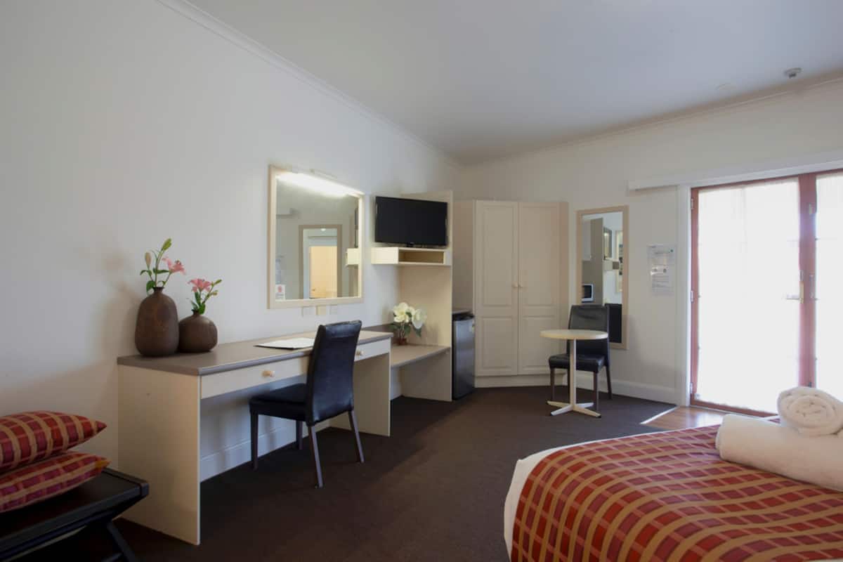 Executive Room | Desk, laptop workspace, soundproofing, iron/ironing board