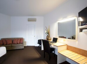 Deluxe King Room | Desk, laptop workspace, soundproofing, iron/ironing board - Bowen Inn Motel (South Bowenfels)