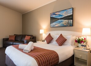 Deluxe Queen Room | Desk, laptop workspace, soundproofing, iron/ironing board - Bowen Inn Motel (South Bowenfels)