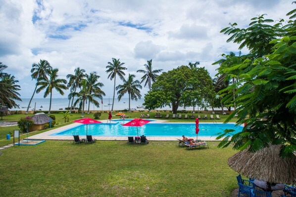 حمّام سباحة خارجي، مظلات على حمّام السباحة، مقاعد للتشمس