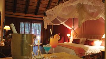 Caja de seguridad en la habitación, escritorio y cortinas blackout