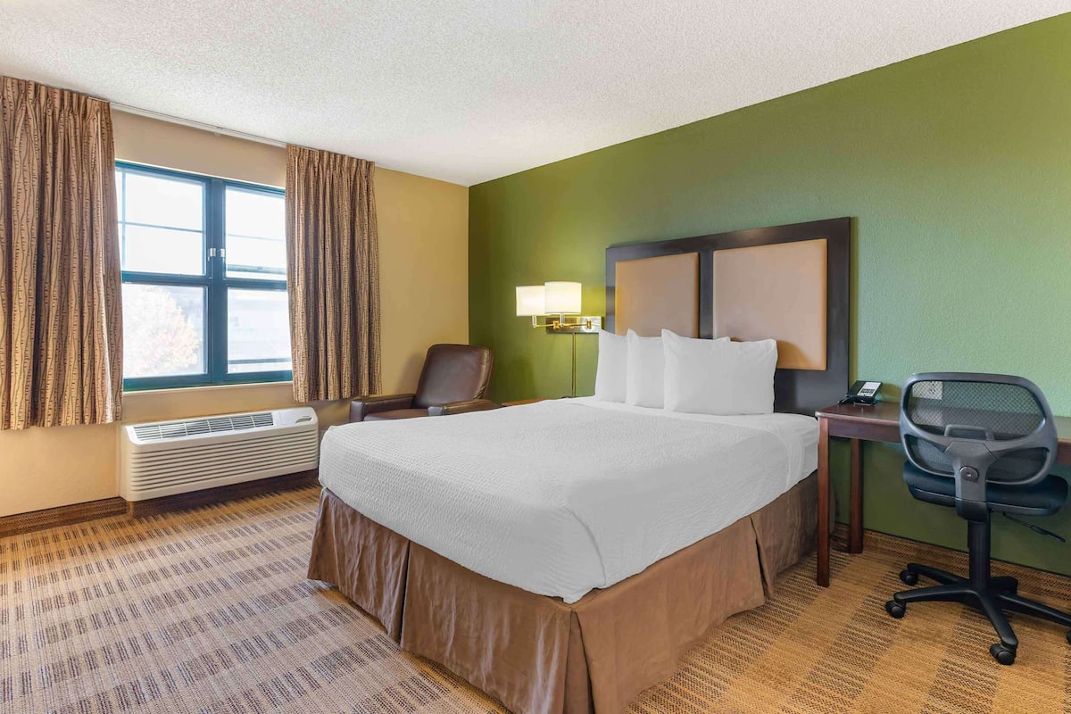 Desk, iron/ironing board, free WiFi, bed sheets