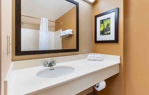 Ensemble douche/baignoire, articles de toilette gratuits, sèche-cheveux