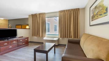 Deluxe Studio, 1 King Bed with Sofa bed, Non Smoking | Desk, free WiFi, bed sheets
