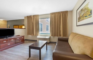 Deluxe Studio, 1 King Bed with Sofa bed, Non Smoking | Desk, free WiFi, bed sheets