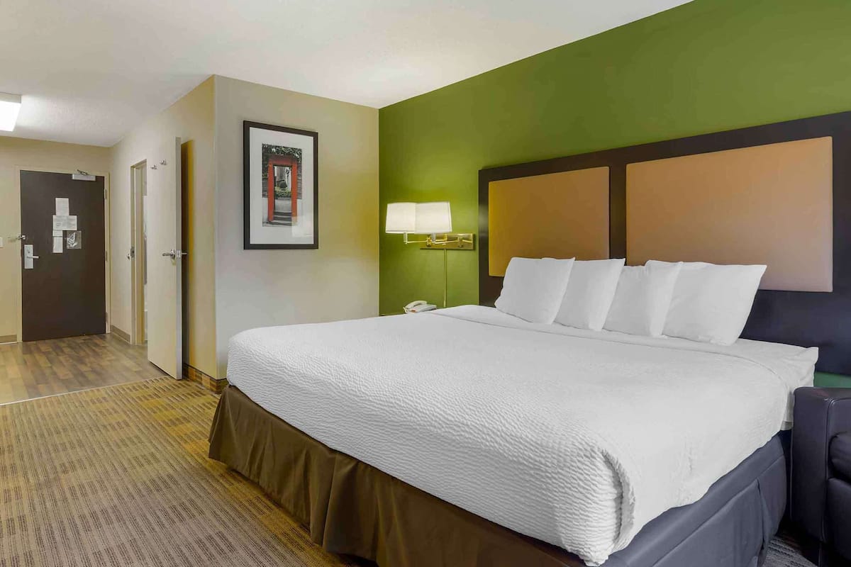 Studio, 1 King Bed, Non Smoking | Desk, free WiFi, bed sheets