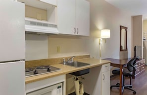 Full-sized fridge, microwave, stovetop