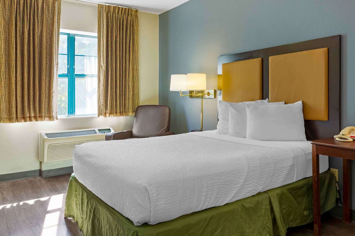Studio, 1 Queen Bed, Non Smoking | Desk, free WiFi, bed sheets