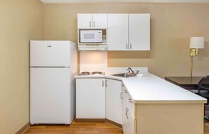 Studio, 1 grand lit, non-fumeur | Cuisine privée | Réfrigérateur grande capacité avec congélateur, four à micro-ondes