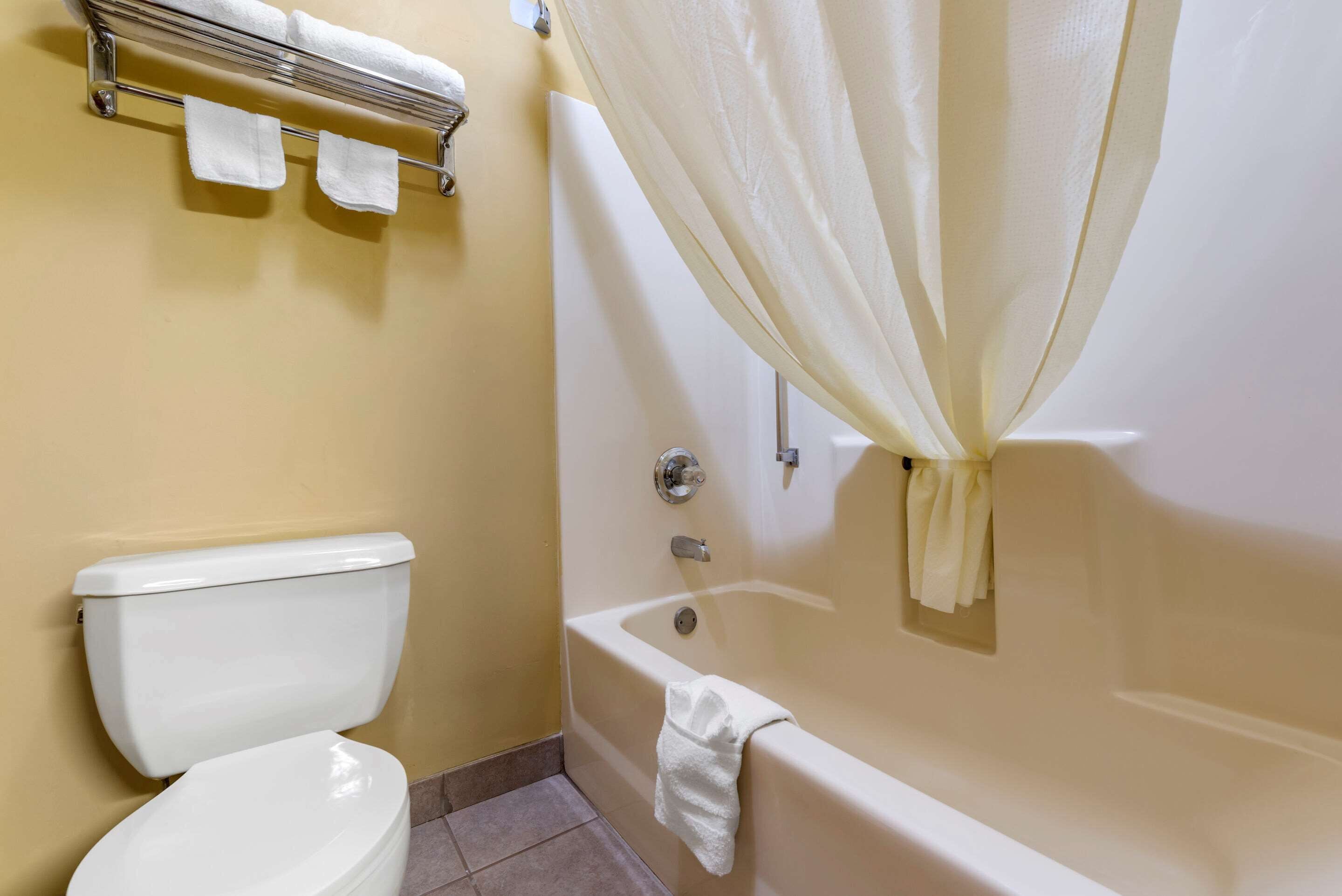 Photo - Econo Lodge Louisville Airport