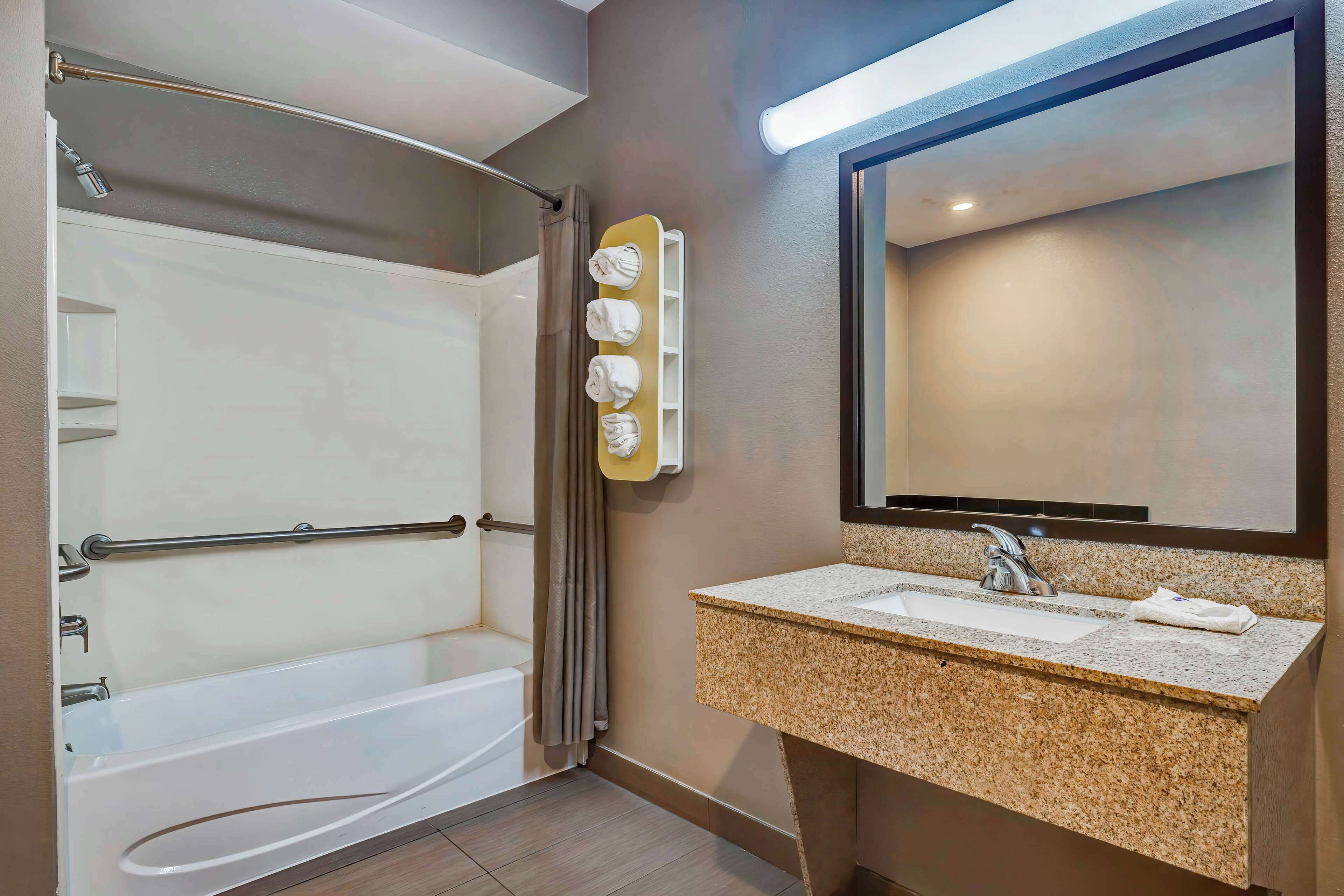Combined shower/bathtub, free toiletries, towels