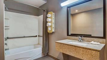 Combined shower/bathtub, free toiletries, towels