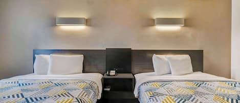 Sengetøy av topp kvalitet, senger med overmadrass og skrivebord