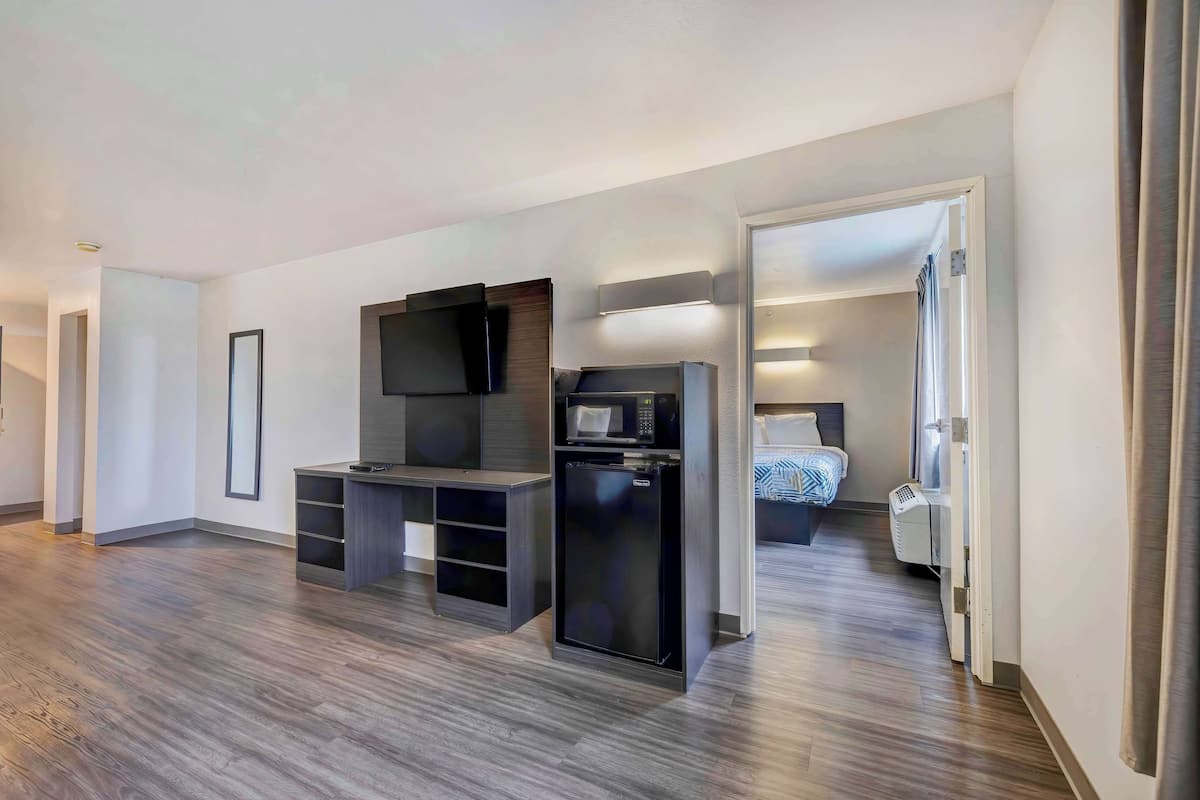 Luxe beddengoed, pillowtop-bedden, een bureau, verduisterende gordijnen