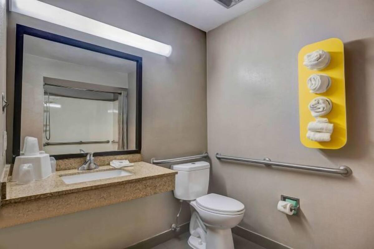 Combined shower/tub, free toiletries, towels