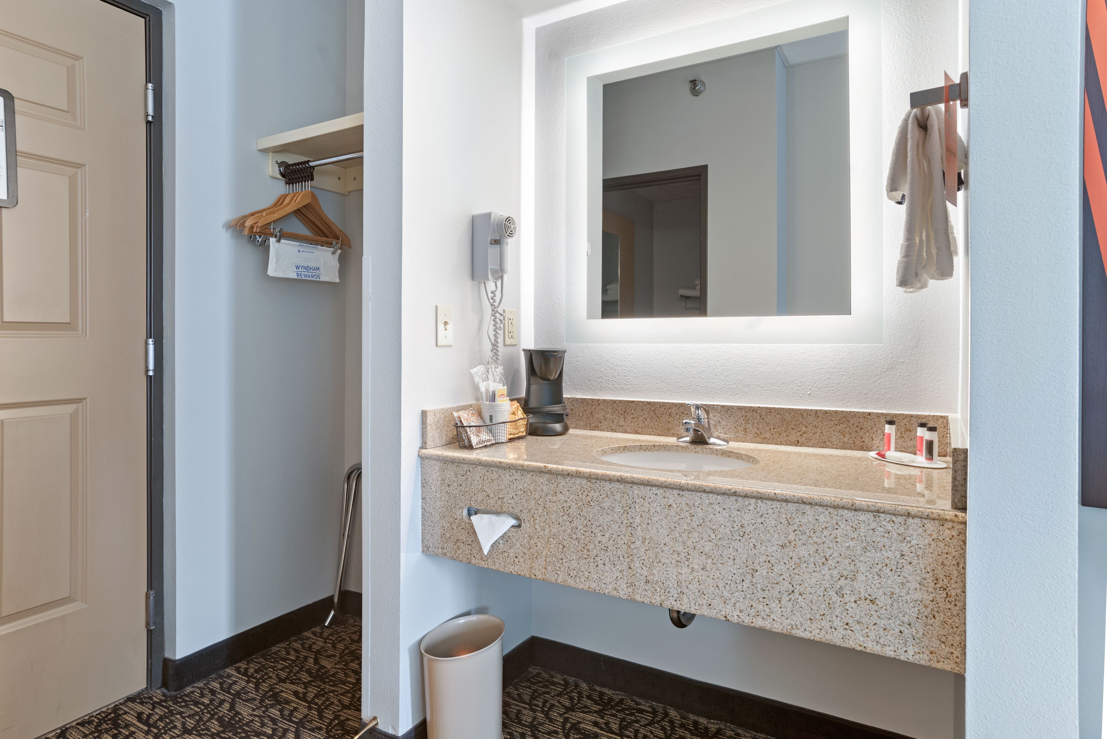 combined shower/bathtub, free toiletries, towels