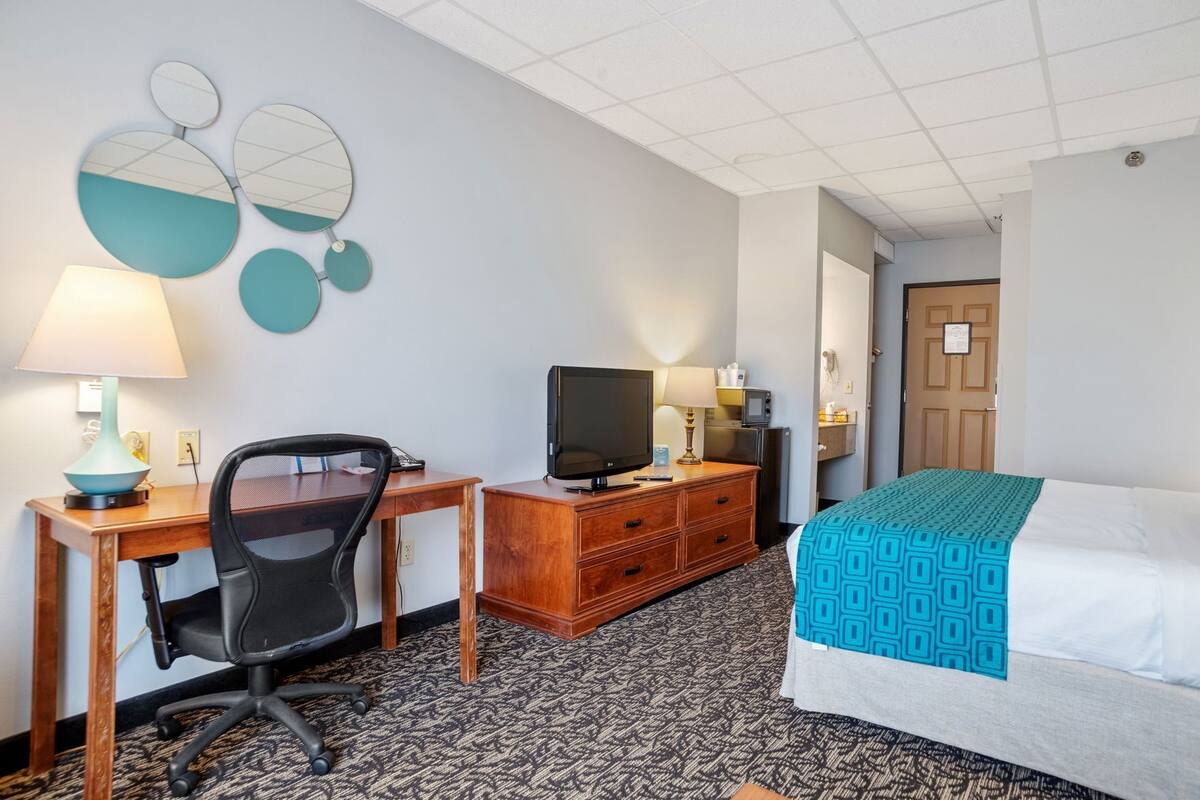 In-room safe, desk, iron/ironing board, travel cot