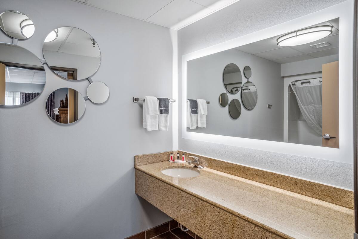 combined shower/bathtub, free toiletries, towels