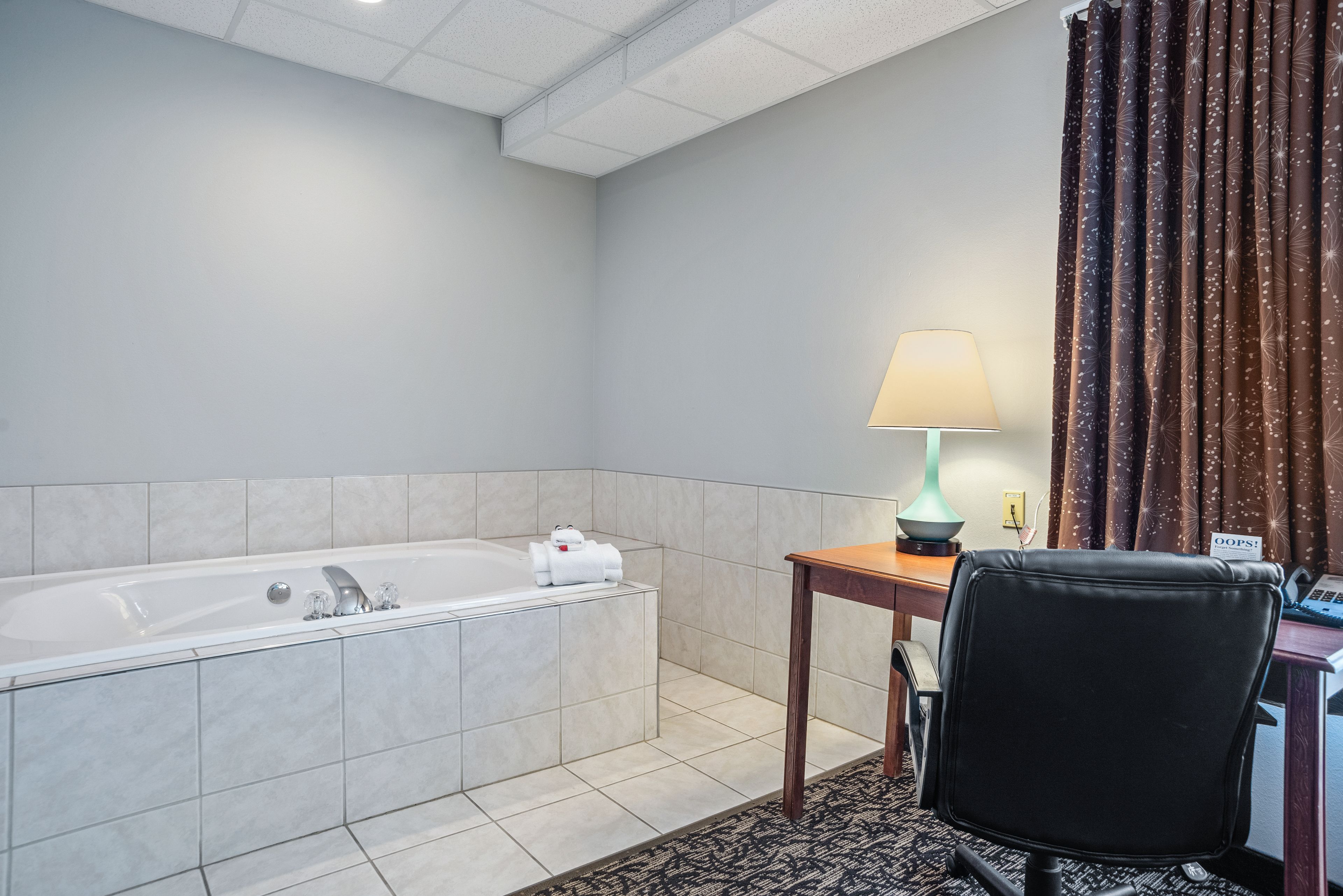 deluxe studio suite, 1 king bed, non smoking | room amenity