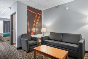 Sviitti, 1 makuuhuone, tupakointi kielletty (1 King Bed) | Tallelokero huoneessa, työpöytä, silitysrauta/-lauta, lisävuoteet