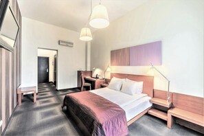 Minibar, in-room safe, individually decorated, individually furnished - Rixwell Centra Hotel (Riga)