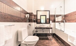 Bathtub, deep-soaking bathtub, free toiletries, hair dryer