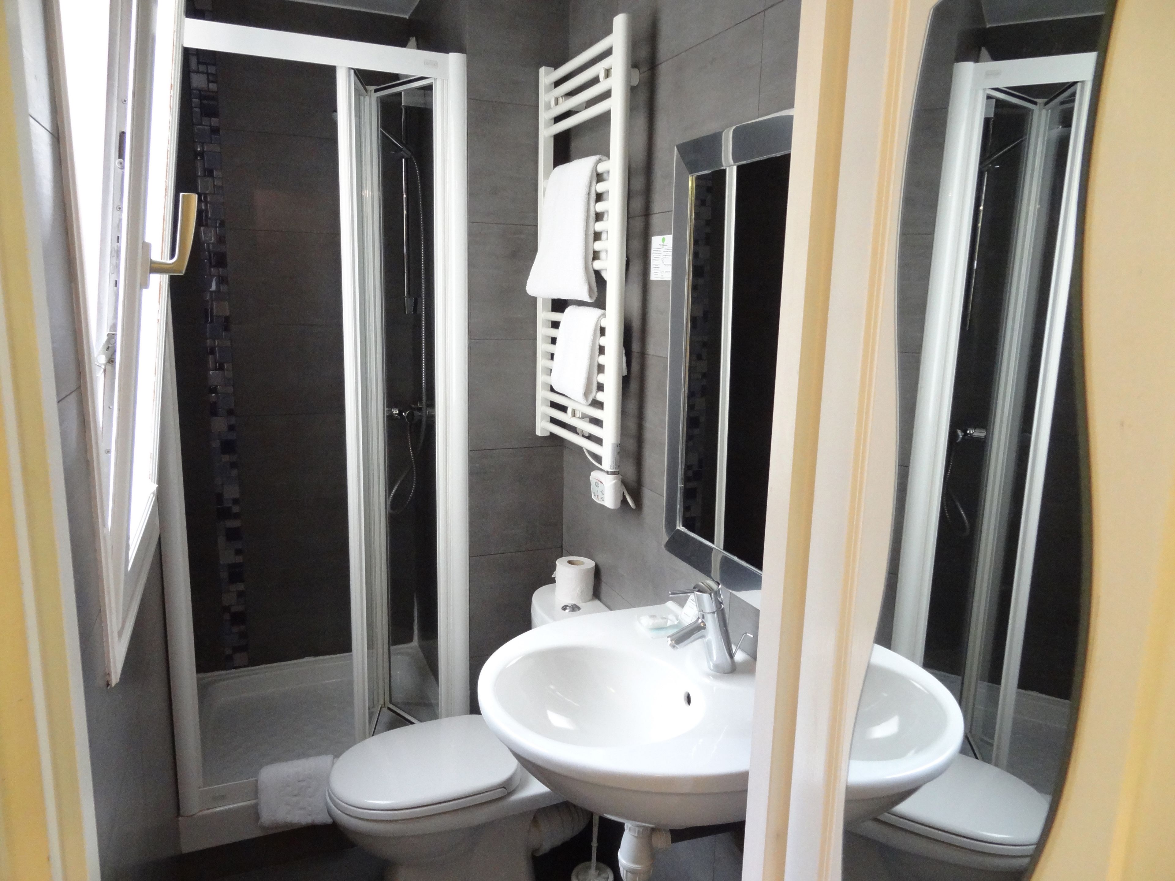 single room | bathroom | shower, eco-friendly toiletries, hair dryer, towels
